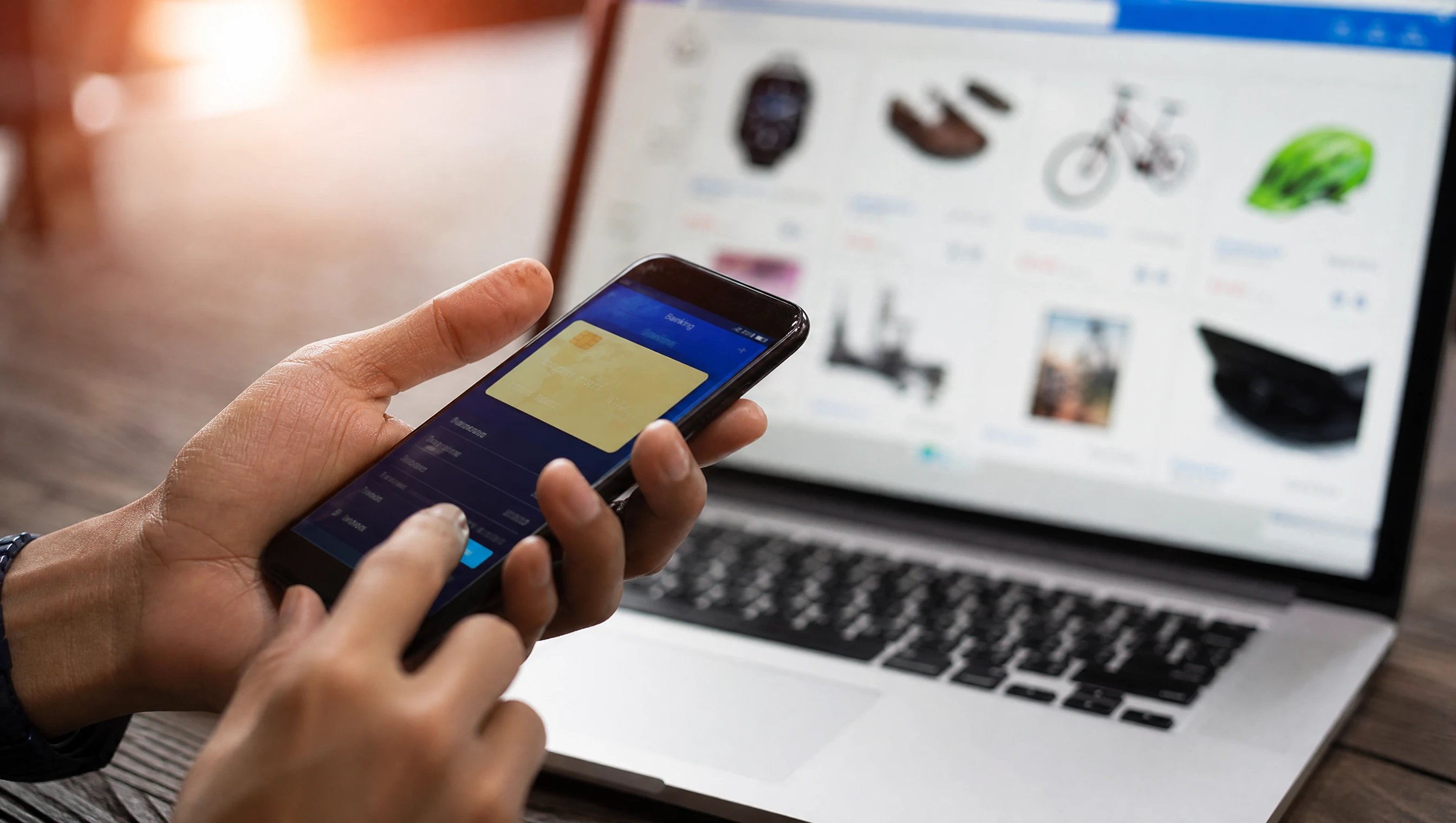Pelanggan Malaysia sedang membayar online guna aplikasi bank di telefon untuk pembelian di kedai online