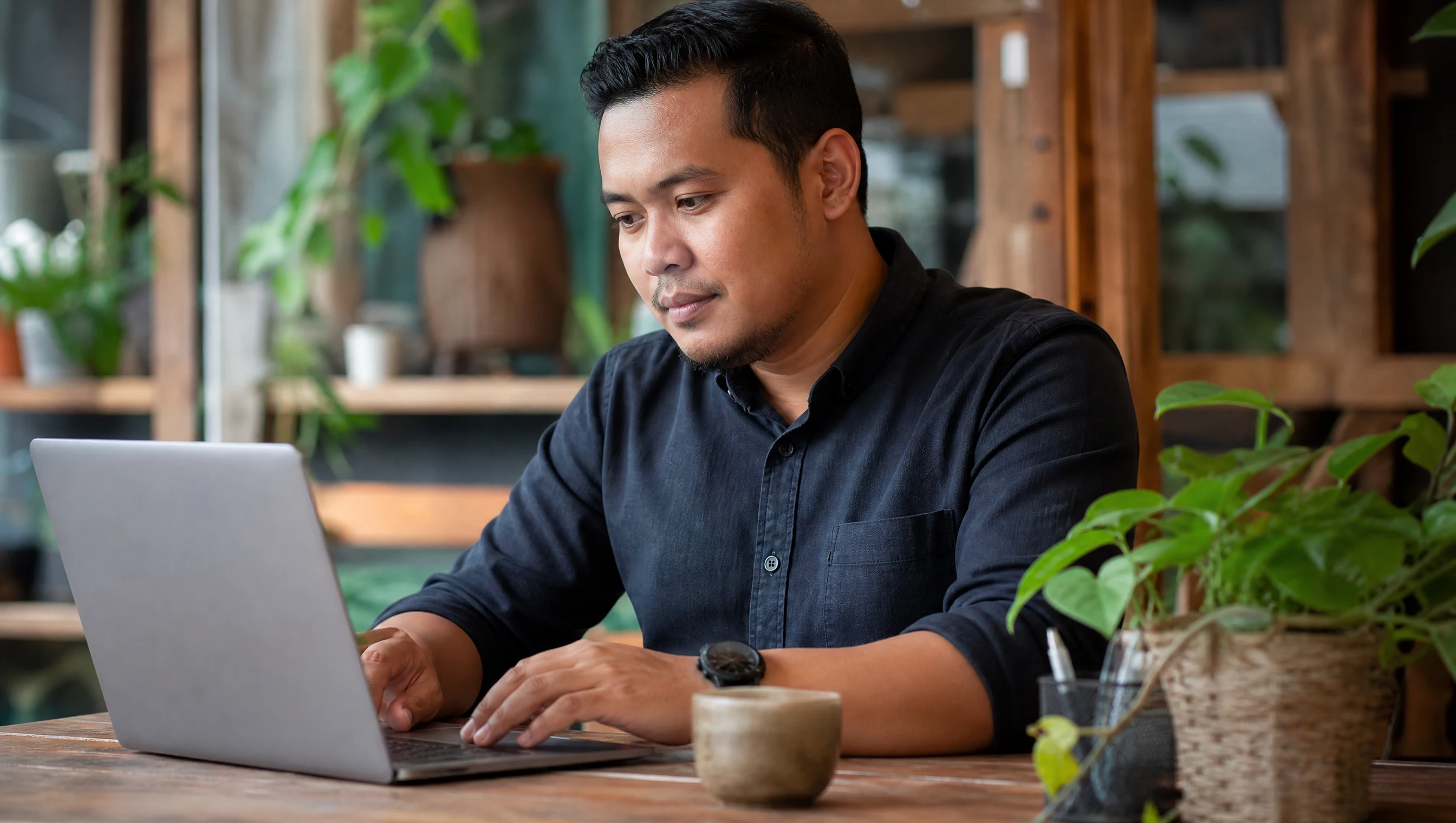 Pemilik bisnes Malaysia membalas ulasan pelanggan pada profil Google di komputer riba