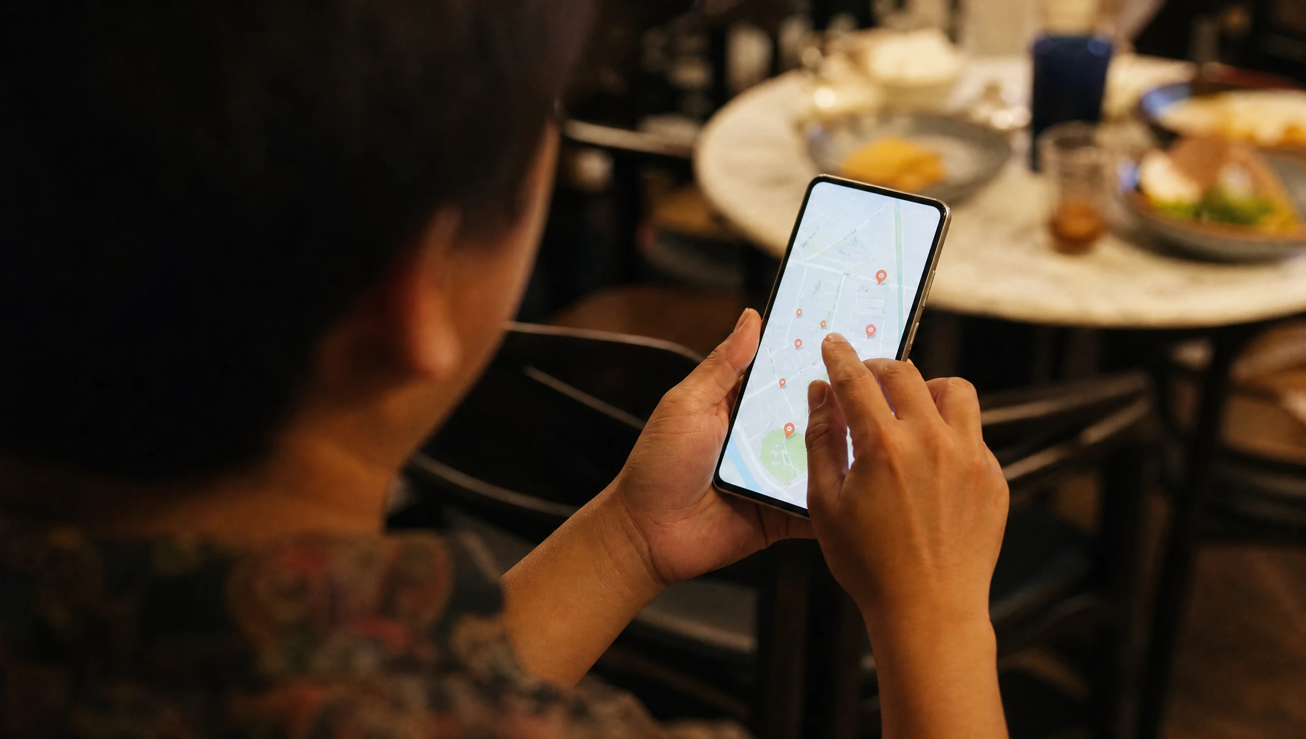 Pengguna telefon Malaysia melihat hasil Google Maps untuk kedai makan berdekatan di Kuala Lumpur