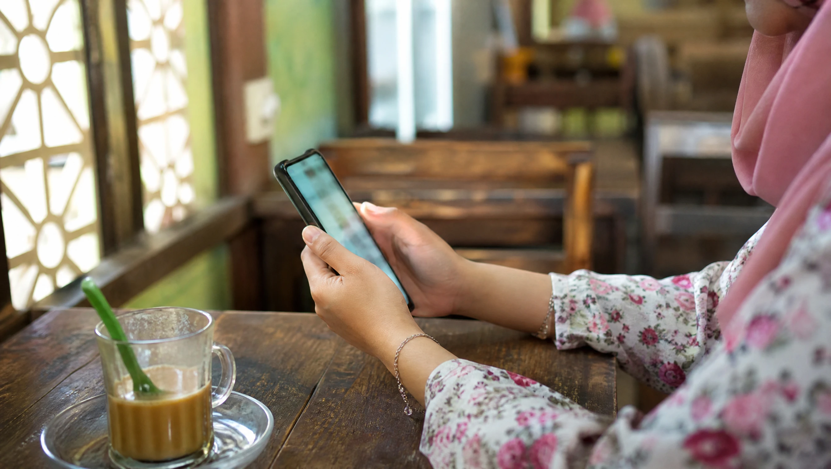 Pelanggan Kelantan mencari perniagaan tempatan di telefon dalam sebuah kafe