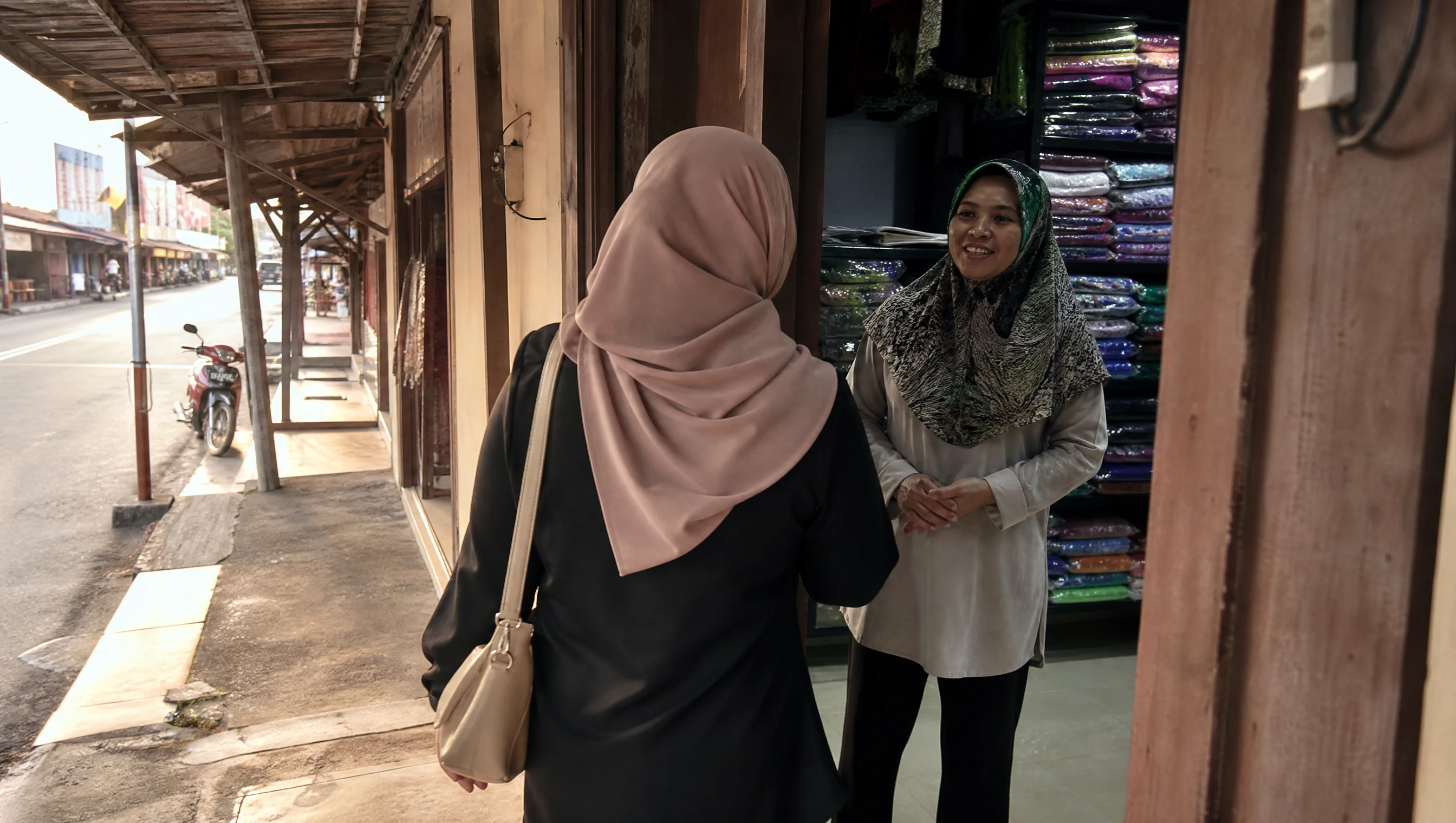 Pelanggan masuk ke kedai kecil di Kelantan selepas jumpa di Google Maps